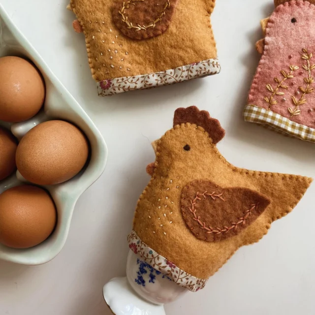 Clucky hen egg cosy ✨🐓🥚 one of our April projects inside the Sewing Circle membership. 

Always looking for ways to bring a little patchwork fabric to my felting projects. I created a fabric insert to line the hen…which then created a lovely little fabric edging on the outside. I also had fun with some embroidery and my favourite @cottagegardenthreads. So happy with how they turned out for a quick little make 🪡✨

Felt from Jo @indigoinspirations 💜
Fabric from Lou @sand_salt_sew 🧵

#waldorfinspired #waldorfhome #waldorfeaster #steinerinspired
